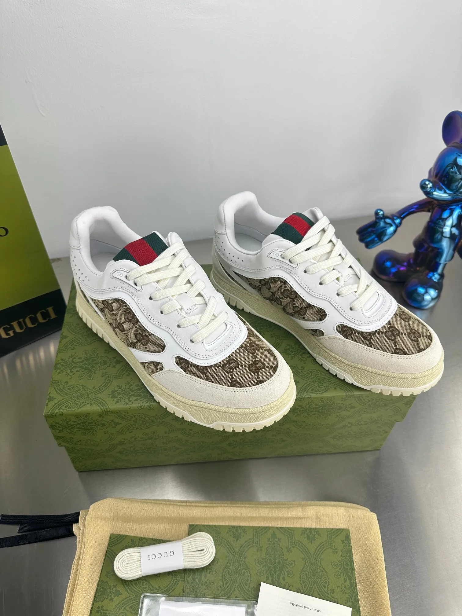 👟👟Ex-factory price 600👟👟 Gucci's latest hot-selling series of high and low-cut distressed couple's sneakers are shipped. The original version is purchased, developed and manufactured. This high-low top sneaker adopts a basketball-style silhouette design, cleverly integrated with hollow panels and distressed effects, showing its unique ingenuity. The ingenuity incorporates brand logo details such as interlocking Double G styling accessories and Gucci lettering, a low-key tribute to the brand's design heritage. Exquisite packaging at the delivery counter 🛍📦 ▪️ Fabric: Original customized imported first-layer cowhide ▪️ Inner lining: Imported first-layer cowhide ▪️ Sole: Original molded TPU sole ▪️ Sole thickness: 3cm ▪️ Size: Women's 35-41 Men's 38-46 (Female 41 Men's 38 46 customized)
